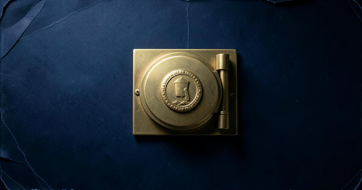 Porta de cofre em latão com selo dourado ao centro, sobre fundo azul profundo