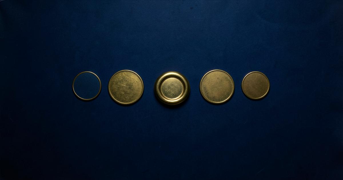 Percurso de marcadores dourados levando a um selo de certificado, sobre fundo azul profundo