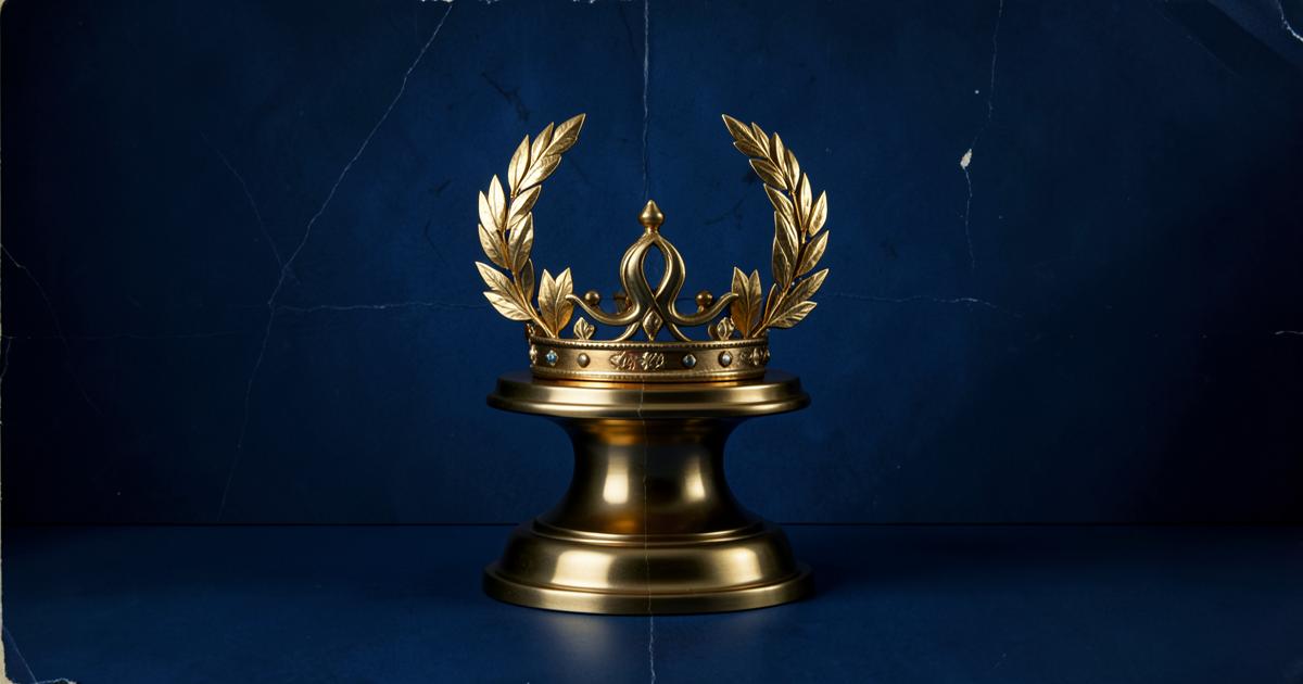 Coroa de louros dourada sobre pedestal de latão, em fundo azul profundo